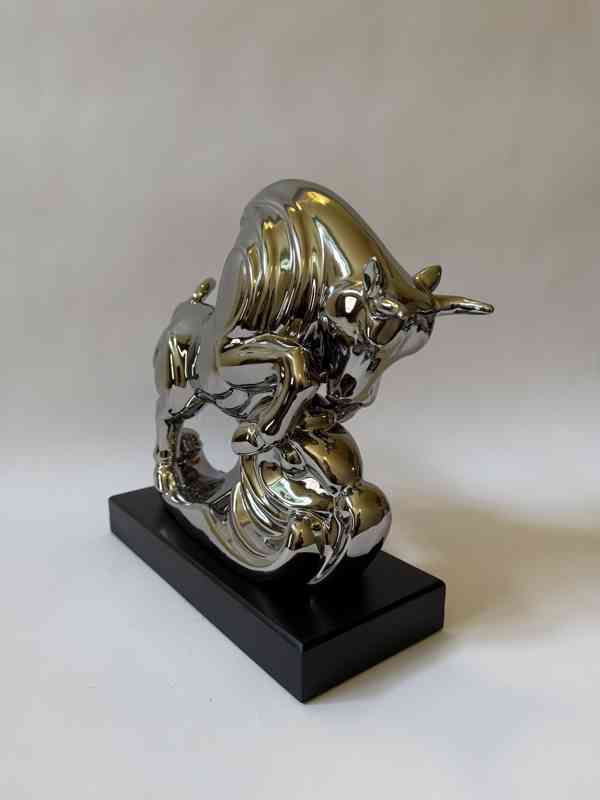 Býk - socha ve stříbrném provedení - foto 2