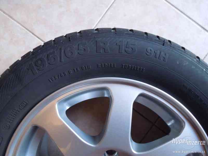 Alukola s pneu