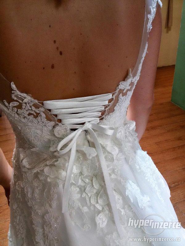 Luxusní ručně šité svatební šaty s krajikou (možná SLEVA!) - foto 3