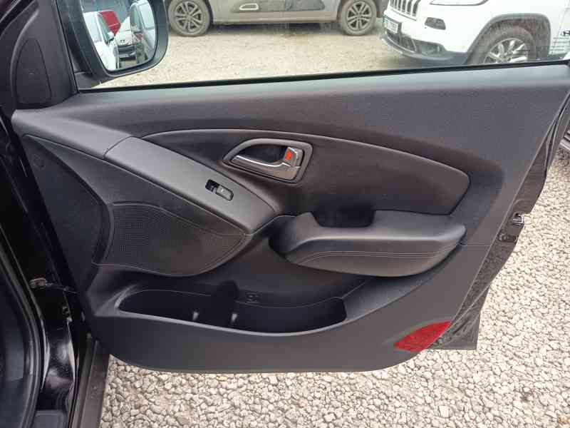 Hyundai ix35 2,0GDI 4WD ČR 1.maj 4x4  - foto 14