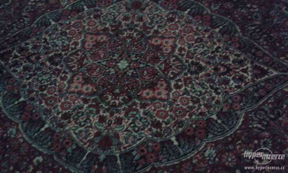 prodám starožitný velký bordo  koberec zámecký vzor - foto 4