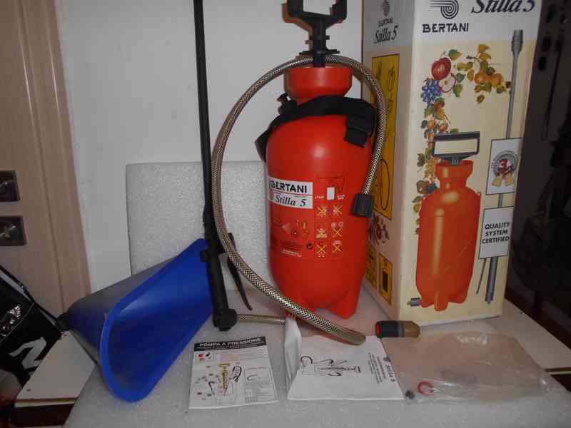 Zahradnické ruční  nářadí. - foto 11