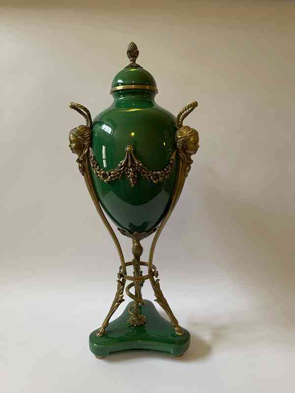 Porcelánová váza s mosaznou figurální montáží - foto 1