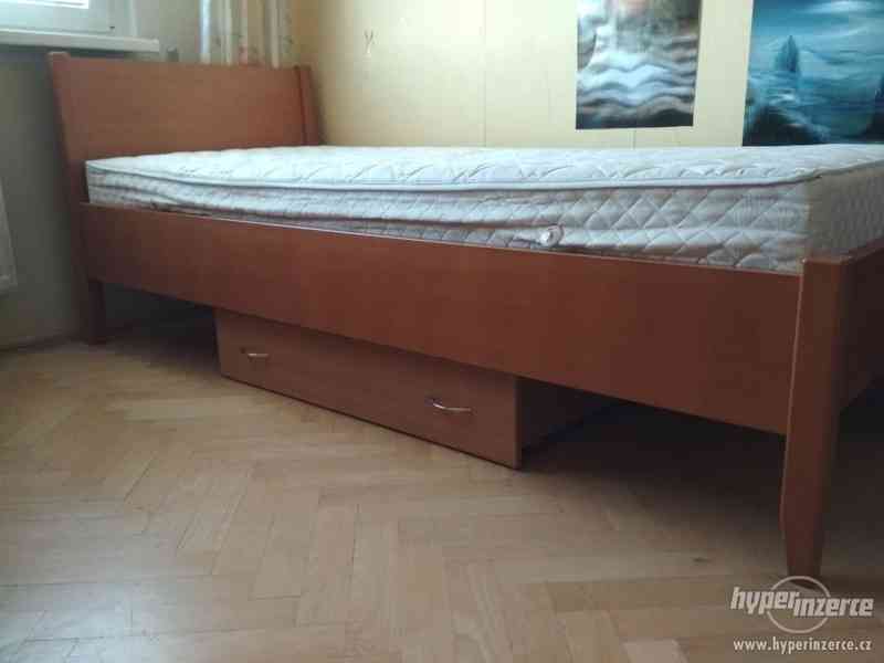 Dvě bytelné jednolůžkové postele 210 cm - foto 7