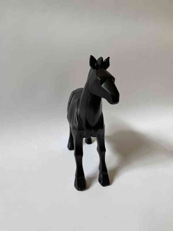 Černý kůň - socha - foto 4