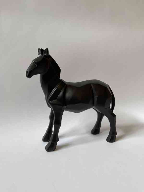 Černý kůň - socha