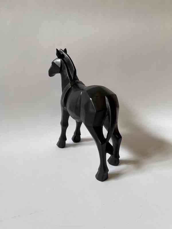 Černý kůň - socha - foto 2