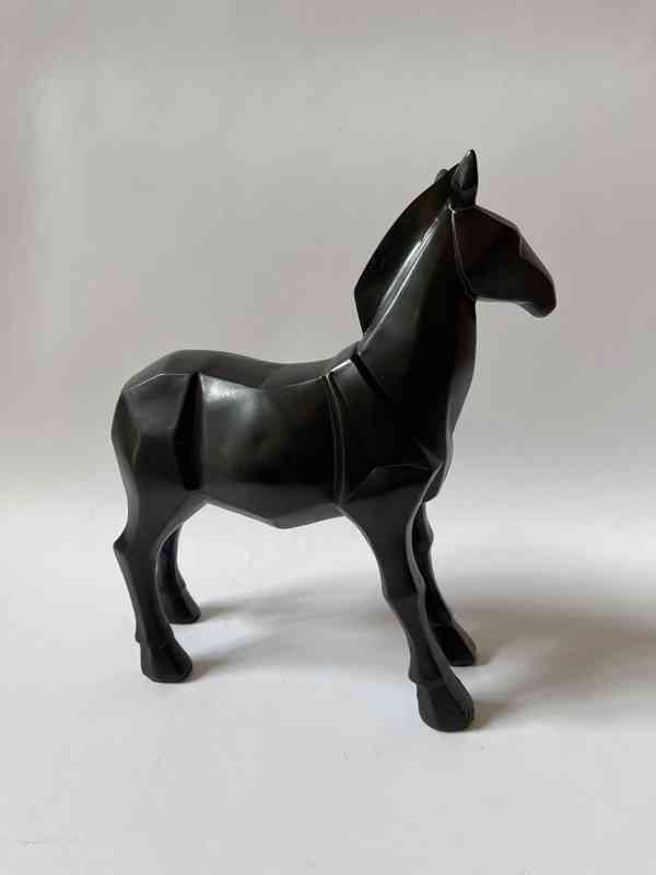 Černý kůň - socha - foto 3