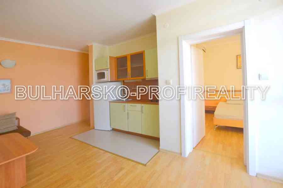 Bulharsko- EXKLUZIVNÍ 2+kk (67 m²) | VÝHLED NA BAZÉN | 450 m - foto 3