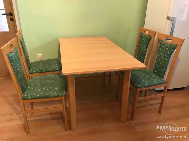 Rozkládací jídelní stůl + 4 židle - foto 2