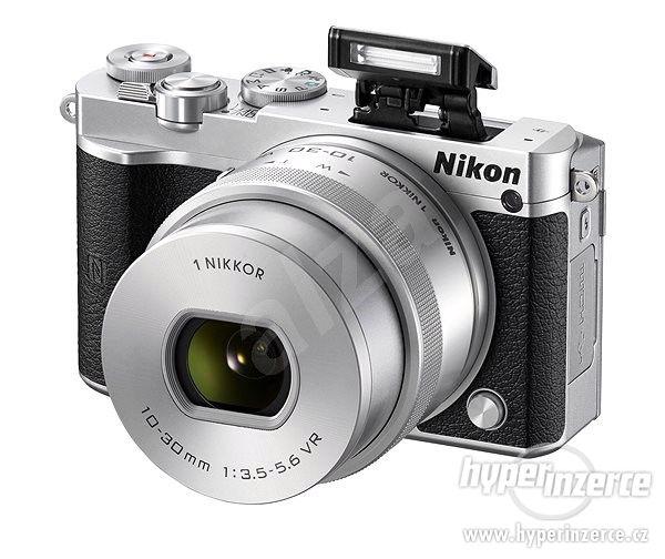 Kompaktní fotoaparát Nikon 1 J5 stříbrný 20.8Mpx slevněný - foto 1