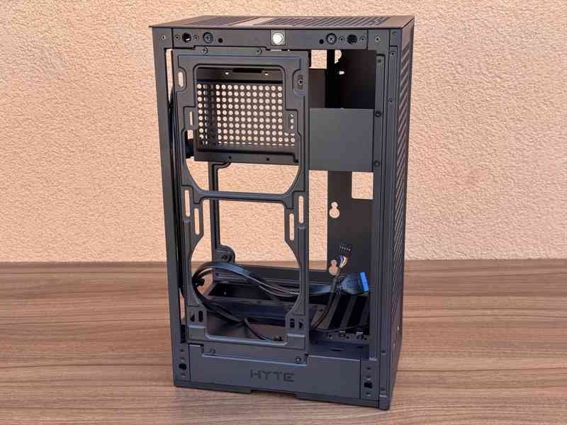 Počítačová skříň HYTE Revolt 3, v černé barvě - foto 4