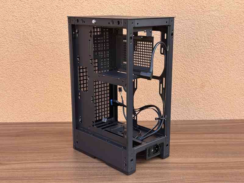 Počítačová skříň HYTE Revolt 3, v černé barvě - foto 6