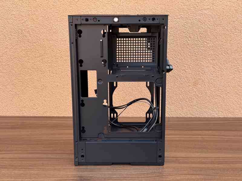 Počítačová skříň HYTE Revolt 3, v černé barvě - foto 7