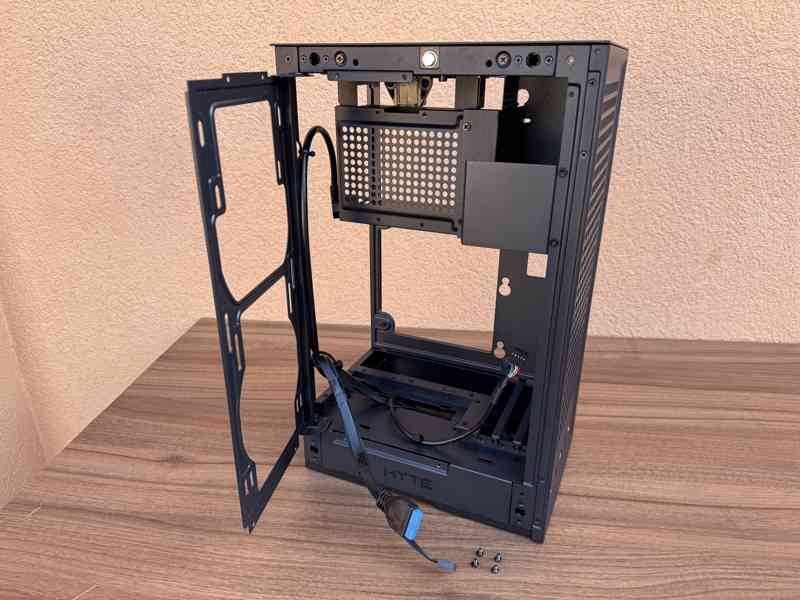 Počítačová skříň HYTE Revolt 3, v černé barvě - foto 2