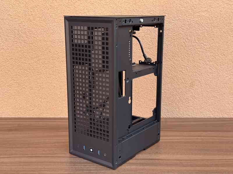 Počítačová skříň HYTE Revolt 3, v černé barvě - foto 8