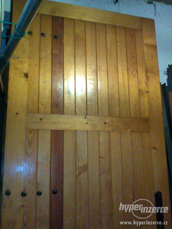 Dřevěná masivní vrata - foto 1