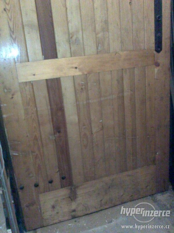 Dřevěná masivní vrata - foto 2