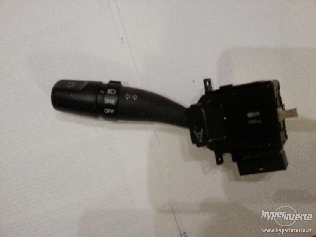 Pravý ovladač stěrače a ostřikovač Hyundai Accent - foto 1