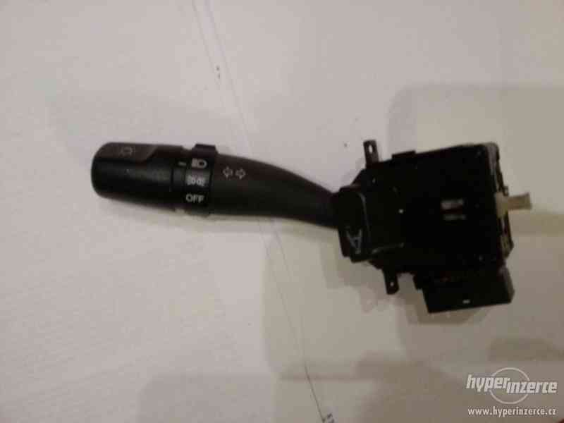 Pravý ovladač stěrače a ostřikovač Hyundai Accent - foto 1