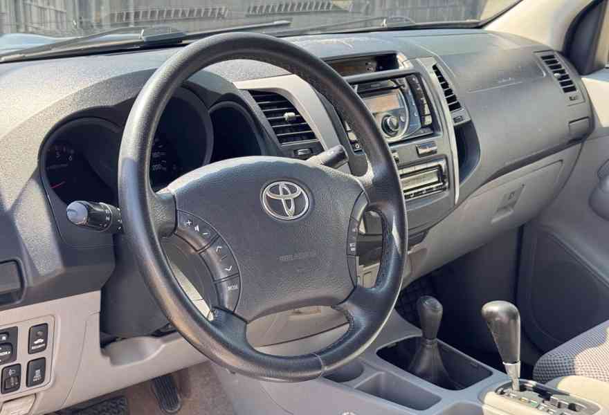 Toyota Hilux 3.0D4D Double Cab Sol 4x4 Aut. 126kw - foto 18
