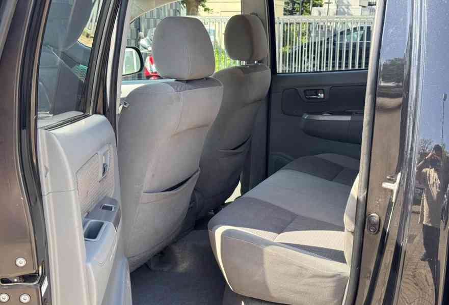 Toyota Hilux 3.0D4D Double Cab Sol 4x4 Aut. 126kw - foto 12