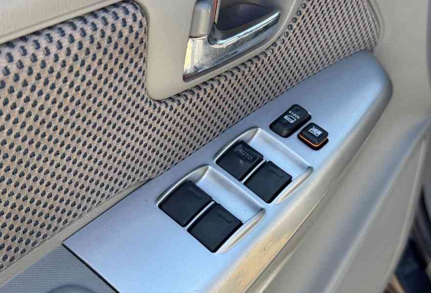 Toyota Hilux 3.0D4D Double Cab Sol 4x4 Aut. 126kw - foto 3