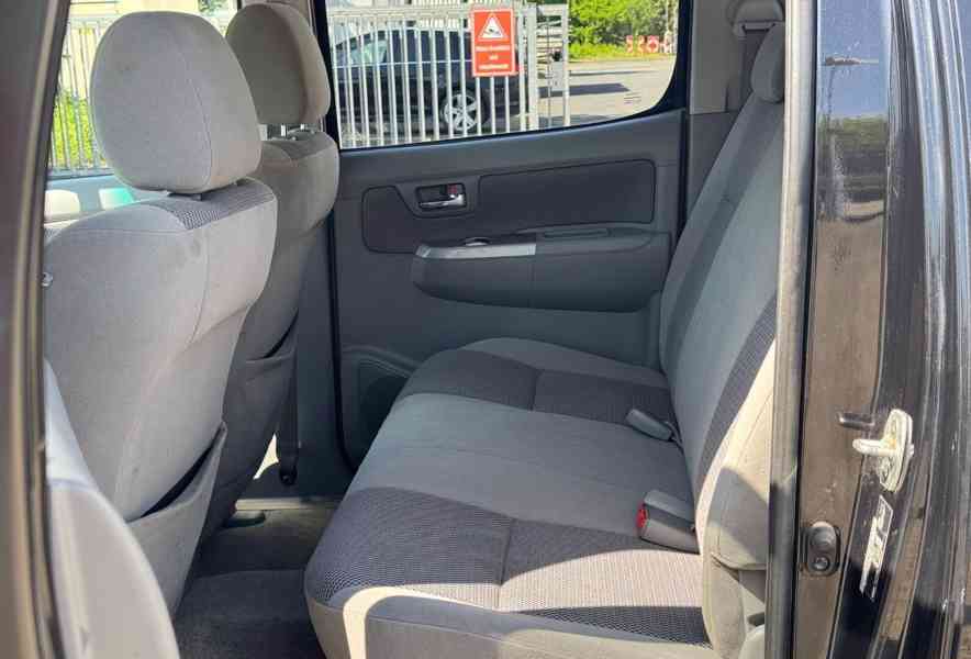 Toyota Hilux 3.0D4D Double Cab Sol 4x4 Aut. 126kw - foto 16