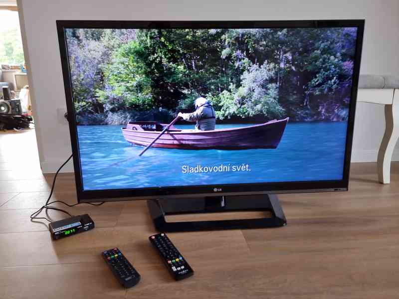 42" LED TV LG 42LS570S + DVB-T2 set-top box Emos EM190-S - foto 2