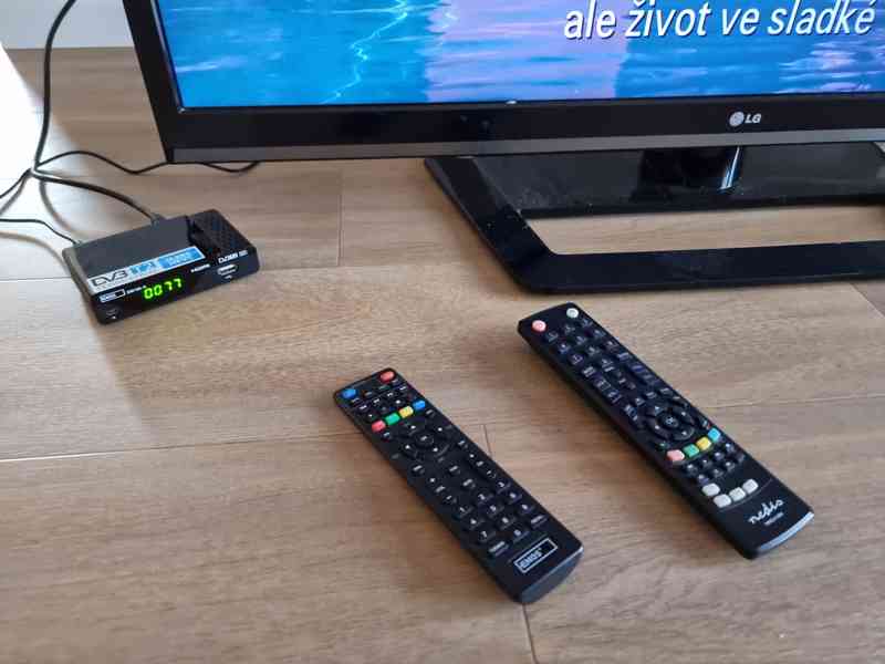 42" LED TV LG 42LS570S + DVB-T2 set-top box Emos EM190-S - foto 4