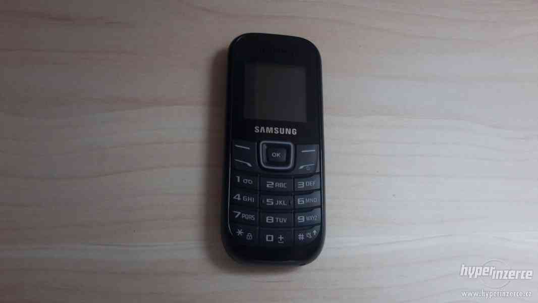 Tři telefony Samsung GT-E1200R - foto 1