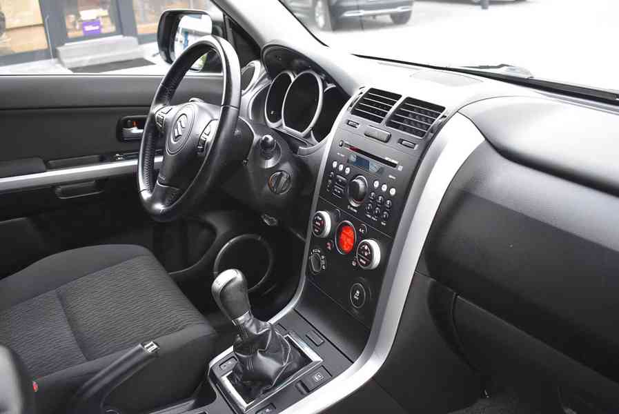 Suzuki Grand Vitara 2,4i Comfort benzín 124kw - foto 25