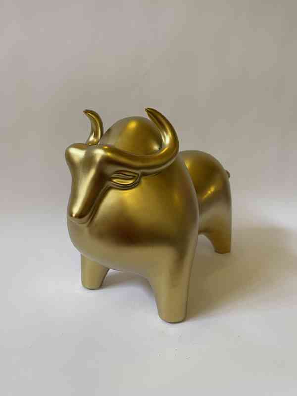 Býk bufalo - socha ve zlatém provedení - foto 2