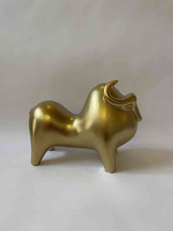 Býk bufalo - socha ve zlatém provedení - foto 3