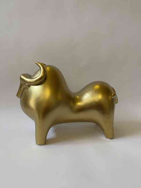 Býk bufalo - socha ve zlatém provedení - foto 1