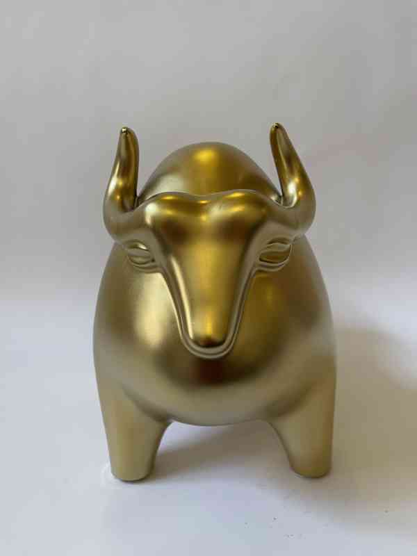 Býk bufalo - socha ve zlatém provedení - foto 4