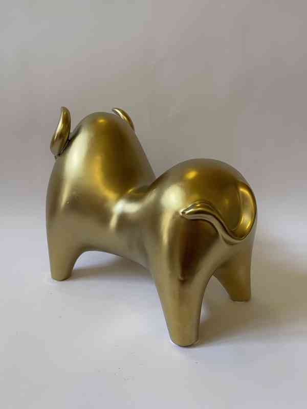 Býk bufalo - socha ve zlatém provedení - foto 5