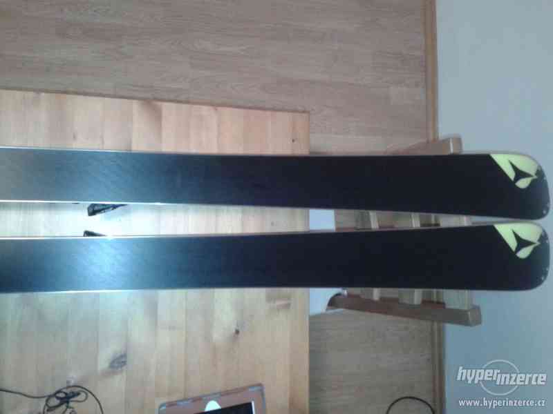 Prodám Atomic Nomad Blackeye Ti Arc + XTO 12 181cm - foto 4
