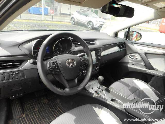 Toyota Avensis 1.8, benzín, automat, RV 2016, navigace - foto 6