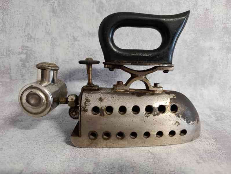 Velmi stará menší lihová žehlička OMEGA  - D.R.G.M - foto 2