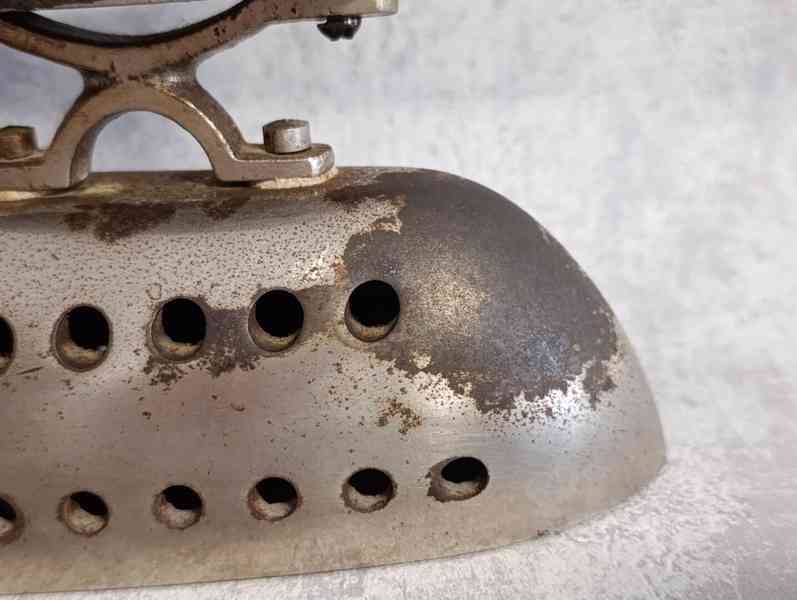 Velmi stará menší lihová žehlička OMEGA  - D.R.G.M - foto 3