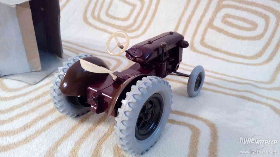 Traktor Zetor 25 bakelit Technoplast Chirana 50. léta krásný - foto 2