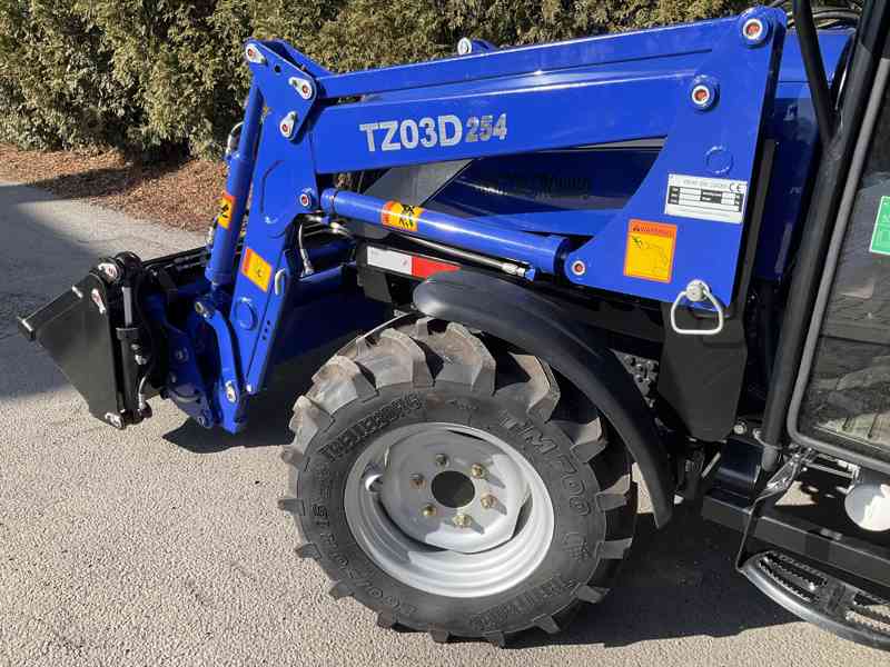 Traktor Lovol M254 o výkonu 25 koní s nakladačem - foto 5