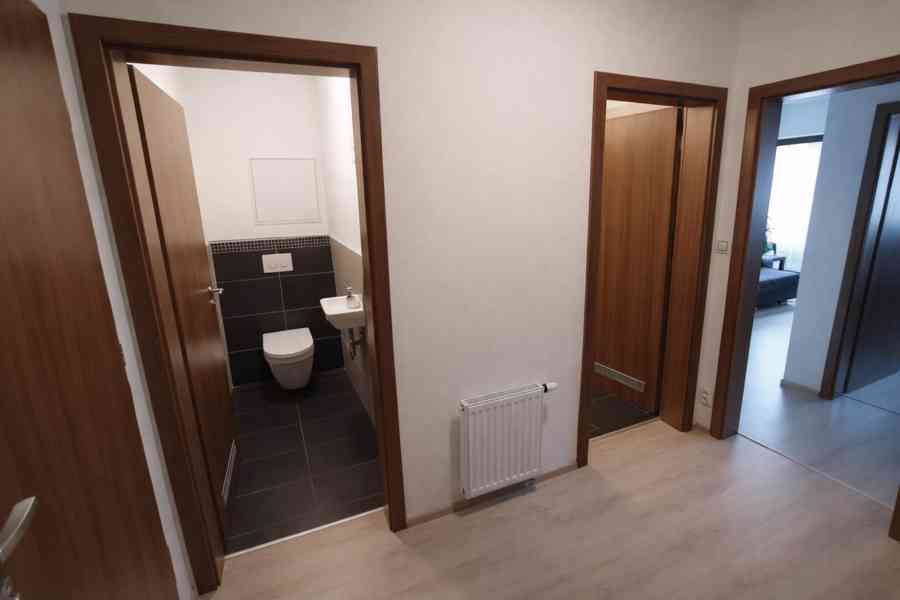 Elegantní byt 2+kk s balkonem, garážovým stáním a sklepem - foto 5