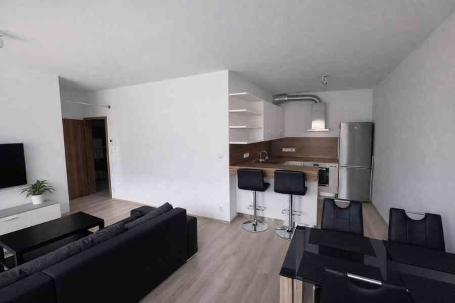 Elegantní byt 2+kk s balkonem, garážovým stáním a sklepem - foto 4