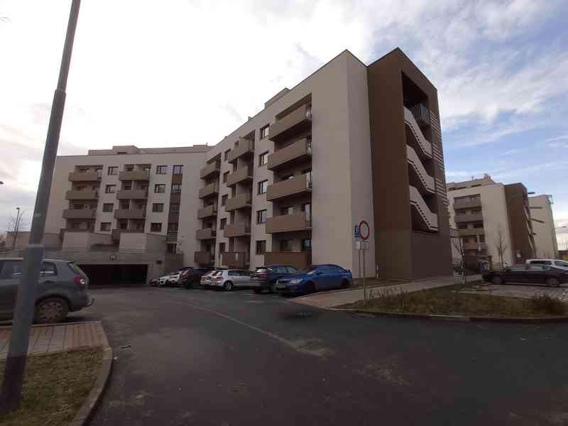 Elegantní byt 2+kk s balkonem, garážovým stáním a sklepem - foto 2