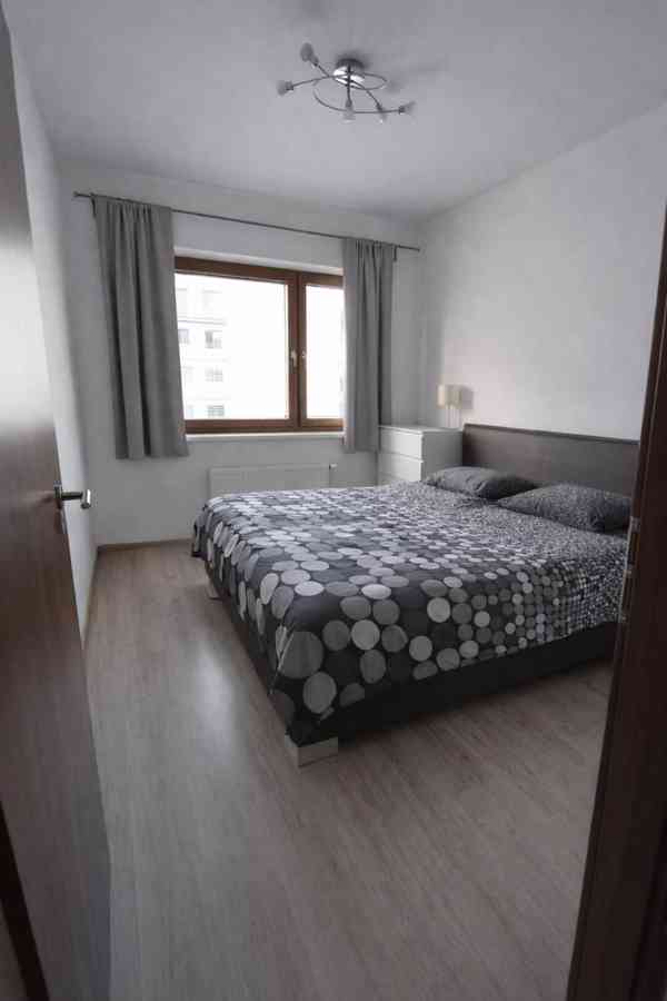 Elegantní byt 2+kk s balkonem, garážovým stáním a sklepem - foto 6