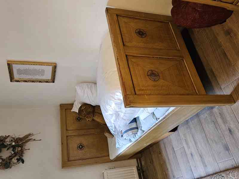 Starožitné skříně, postele, stůl se židlemi - foto 2