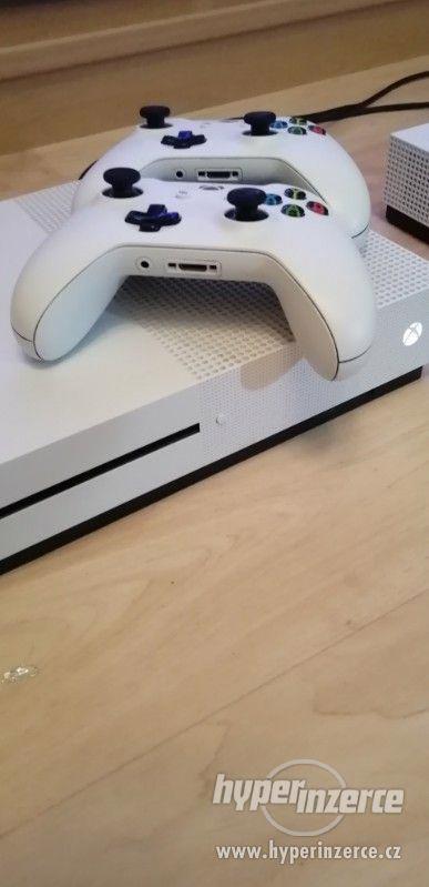 Xbox One S 1TB 2x Ovladač+Hra FIFA20!! - foto 3
