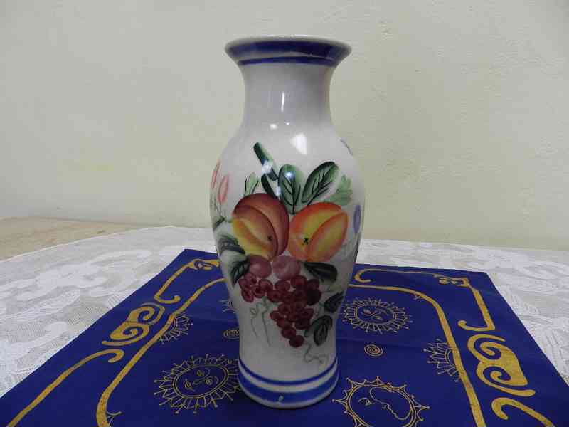 Hezká stará ručně malovaná keramická Váza Ovoce Broučci